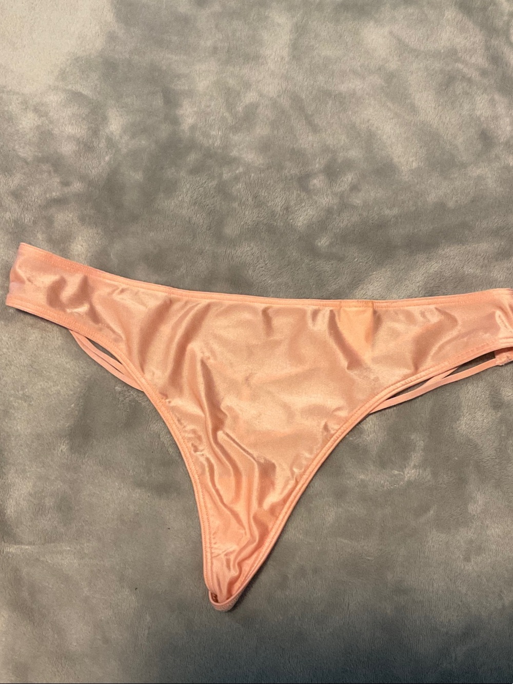 NWOT MEDIUM VICTORIAS SECRET PEACH V STRING (MSRP 18)
